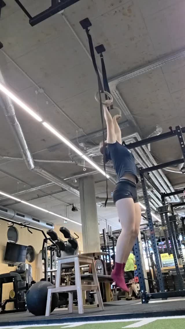 Maruška po zvládnutí prvního muscle-upu v Prague Calisthenics School