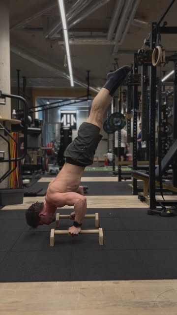 Ondrův první handstand push-up na bradlech