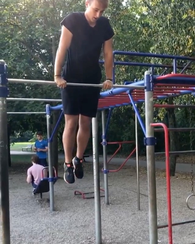 Muscle-up na hrazdě